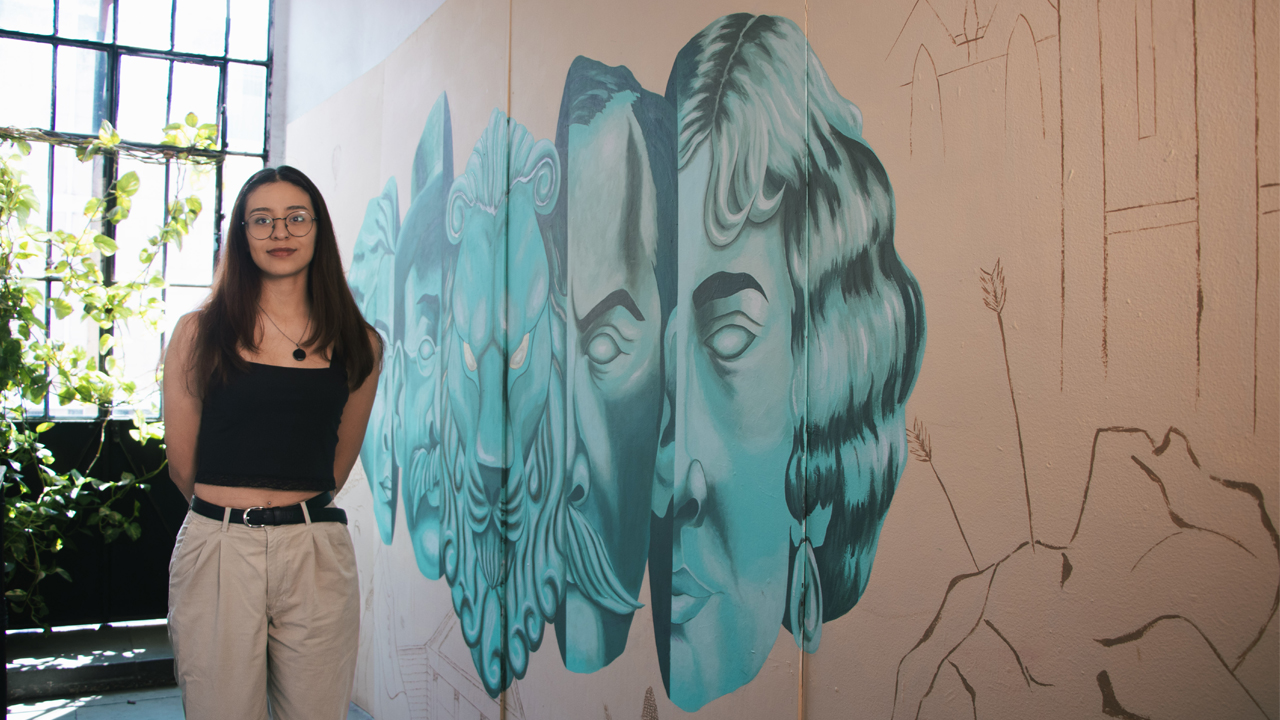 El mural, de tonos neutros y textura de pergamino antiguo, resalta las figuras principales con matices azulados y verdosos.